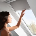 Roleta wewnętrzna zaciemniająca VELUX DKL UK04 134x98 do okien dachowych